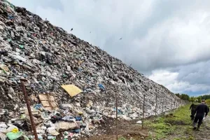Жители Большого Мокрого жалуются на переполненный мусорный полигон